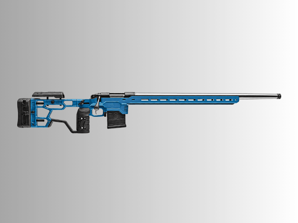 Rifle com estrutura azul, coronha vazada, carregador destacável e cano longo, apresentado de perfil para destacar seu formato.
